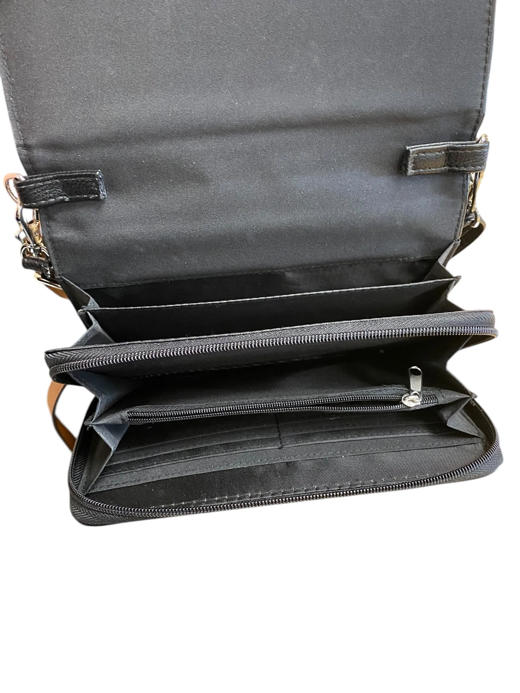 Crossbody By Clothes Mentor  Size: Medium