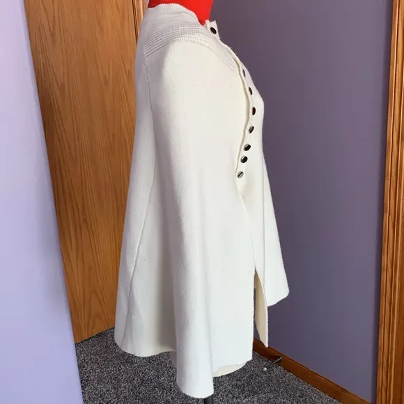 Luii Women's Evelyn Cape, Ivory in color, size medium