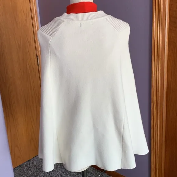Luii Women's Evelyn Cape, Ivory in color, size medium
