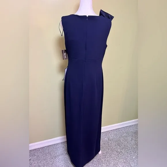 NWT SL Fashions Women's Sleeveless ScubaCrepe A-Line Gown. Has some Stretch