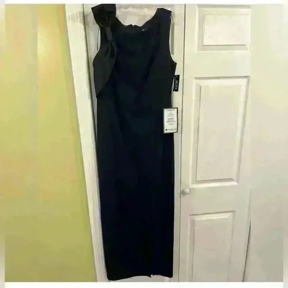 NWT SL Fashions Women's Sleeveless ScubaCrepe A-Line Gown. Has some Stretch