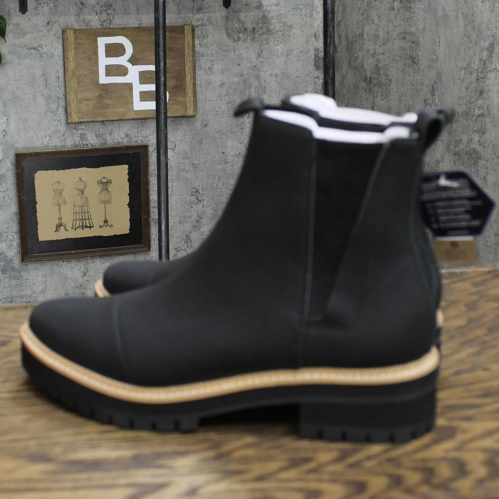 Toms Women's Dakota Chelsea Boot 10016845 Water Resistant Black Leather 9M
