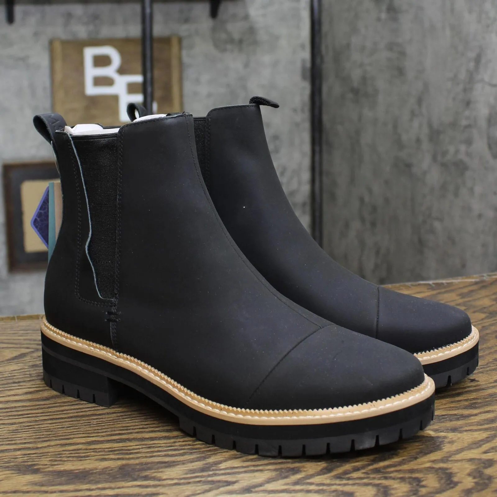 Toms Women's Dakota Chelsea Boot 10016845 Water Resistant Black Leather 9M