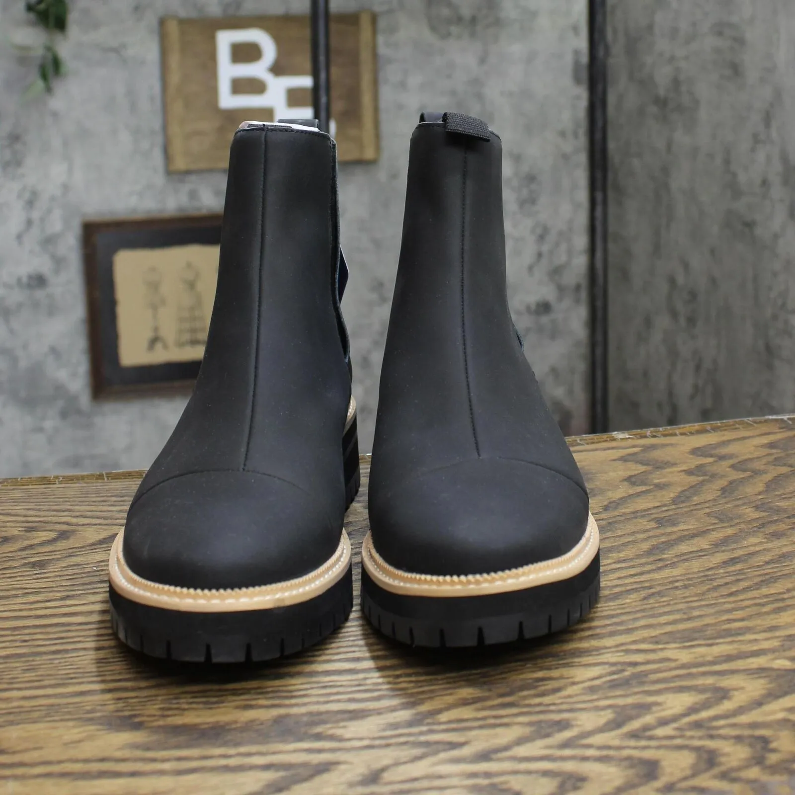 Toms Women's Dakota Chelsea Boot 10016845 Water Resistant Black Leather 9M