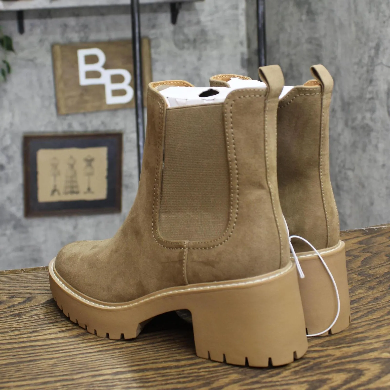Universal Thread Crispin Chelsea Boots with Memory Foam Insole Tan Brown 6.5M