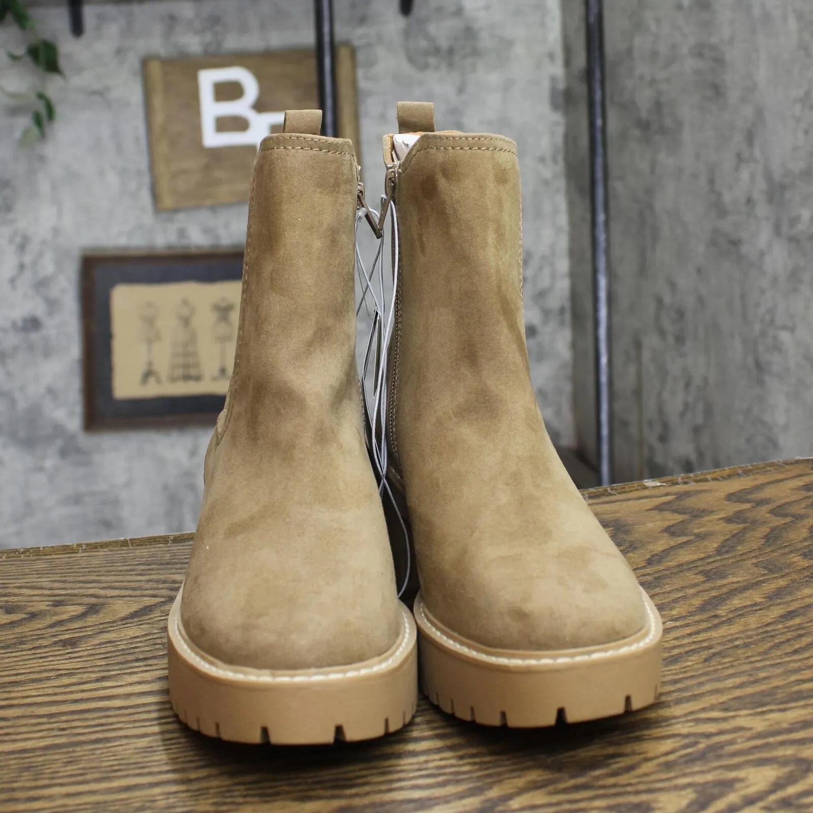 Universal Thread Crispin Chelsea Boots with Memory Foam Insole Tan Brown 6.5M