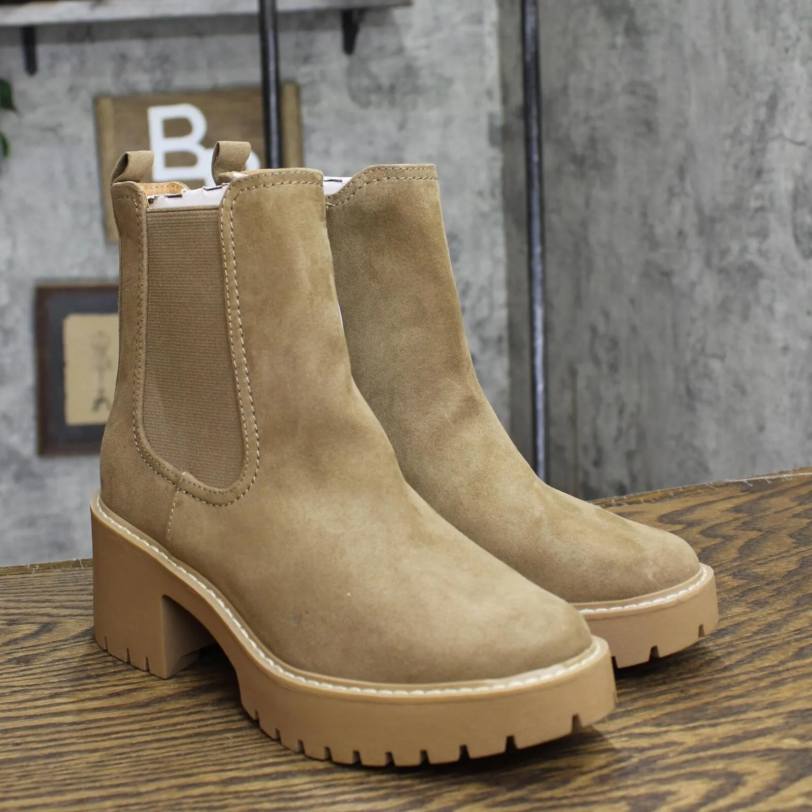 Universal Thread Crispin Chelsea Boots with Memory Foam Insole Tan Brown 6.5M